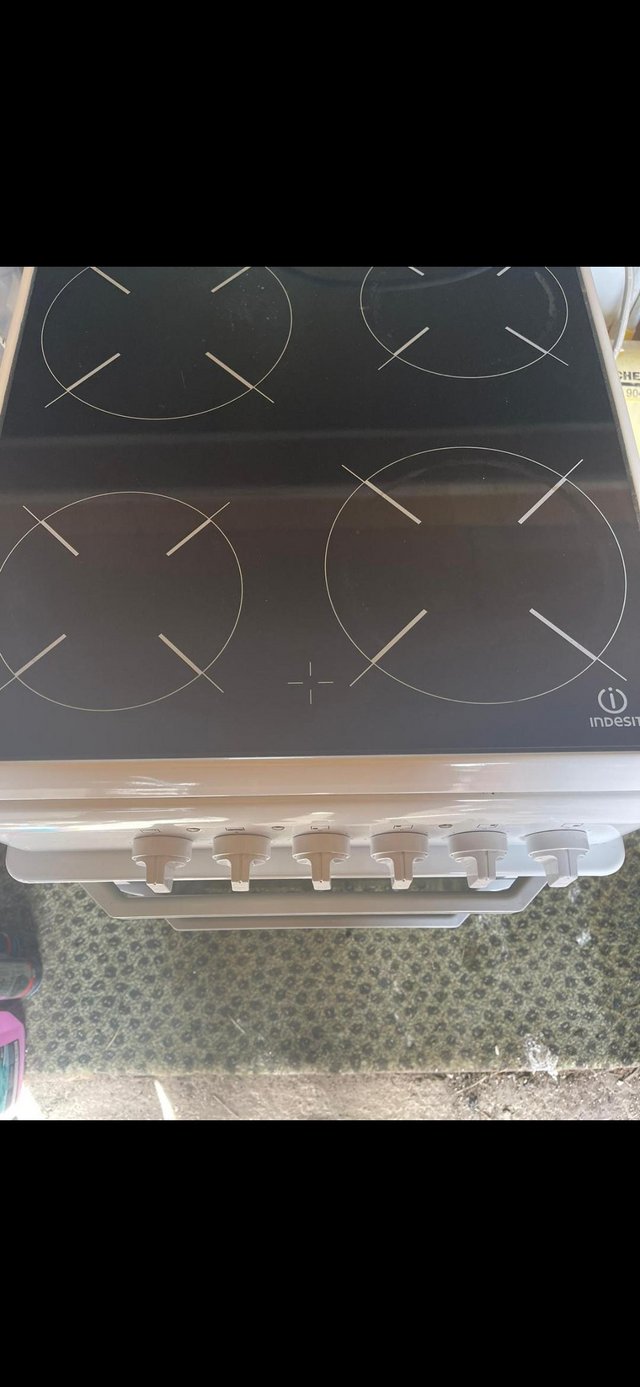 Preview of the first image of INDESIT ELECTRIC COOKER Ceramic hob.