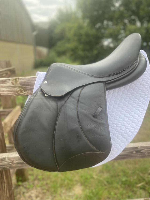 Preview of the first image of Voltaire Design Stuttgart 17.5’ jump saddle.