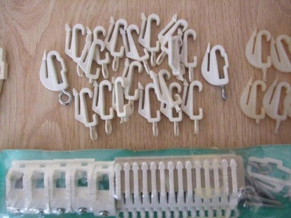 Image 3 of Assortment of Plastic Curtain Hooks (different sizes)