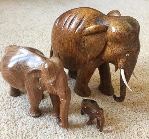 Image 1 of Set of three wooden carved elephants
