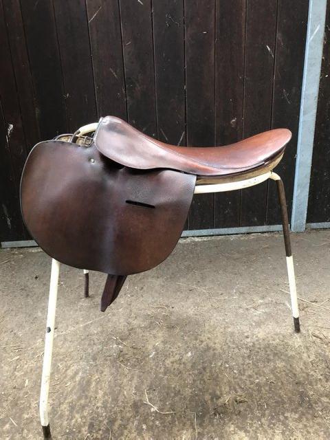 Preview of the first image of 18" leather racing saddle.