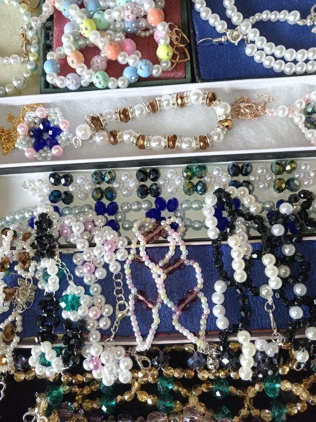 Preview of the first image of Various items of beaded jewellery.
