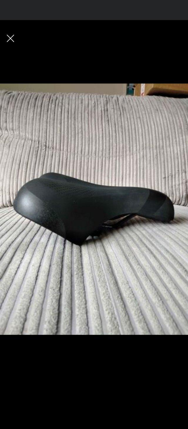 Preview of the first image of Halfords Selle Italia Kalaam gel saddle.