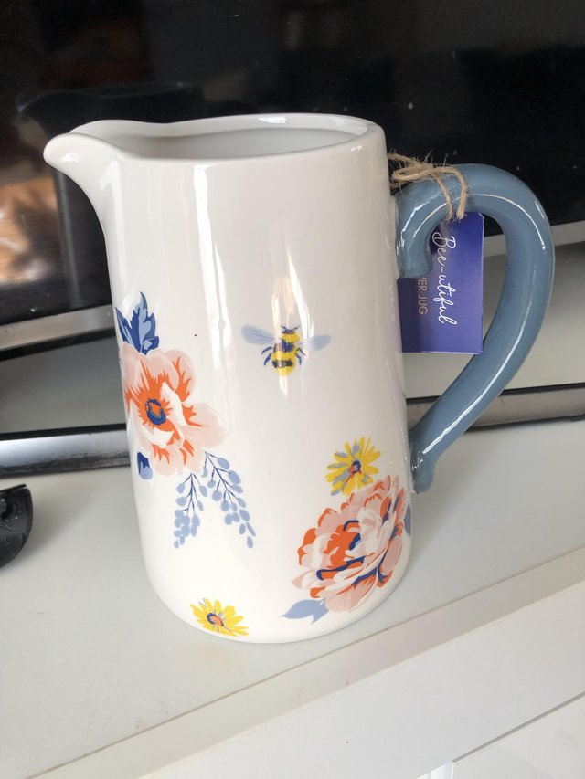 Preview of the first image of Flower & bee flower jug . 17cm brand new & boxed.