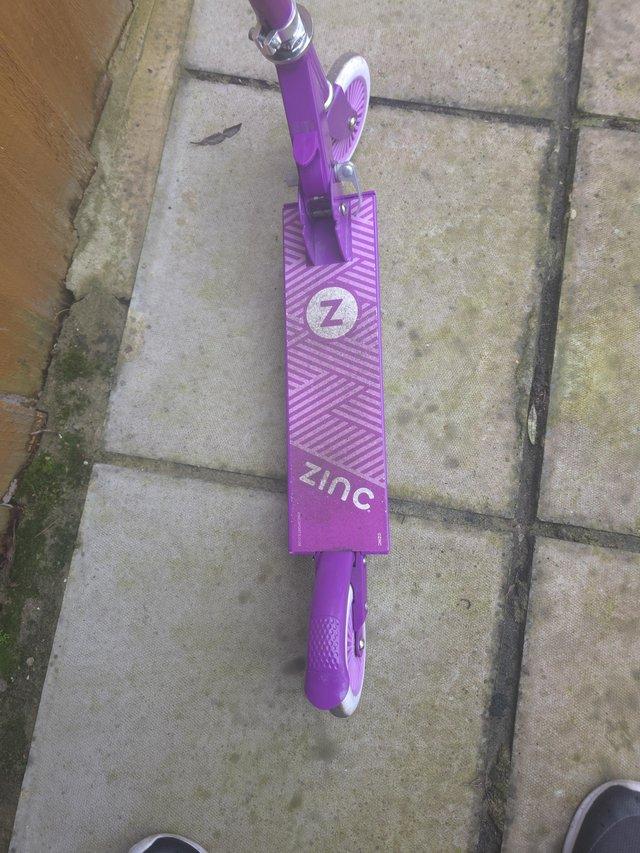 KIDS ZINC SCOOTER FOLDS DOWN FOR EASY STOREAGE £6 NO OFFE — photo 3 of 3