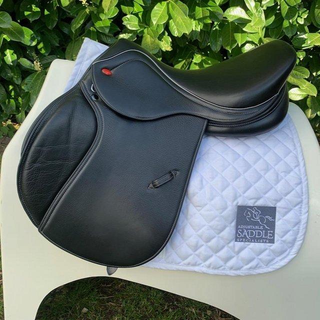 Preview of the first image of Thorowgood T8 17  inch high wither compact saddle.