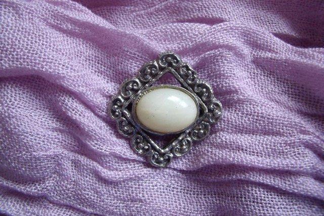 Preview of the first image of Vintage-Style Silver Coloured Metal Brooch with Cream Stone.