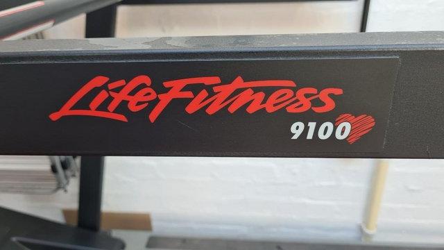 Image 3 of Treadmill Life Fitness 9100HR Classic very good condition