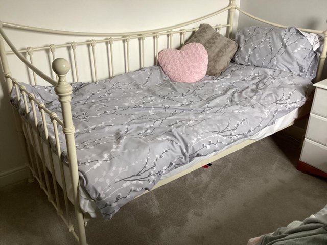 Preview of the first image of Laura Ashley chunglebed in cream.