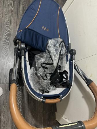 Image 3 of Navy Egg pram and carrycot