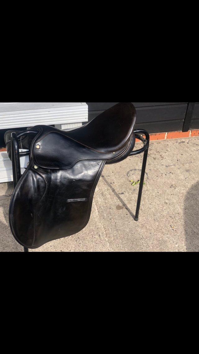 Preview of the first image of Globe black leather saddle 17”.