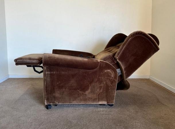 Image 11 of RECLINER FACTORY MOBILITY ELECTRIC RISER RECLINER CHAIR