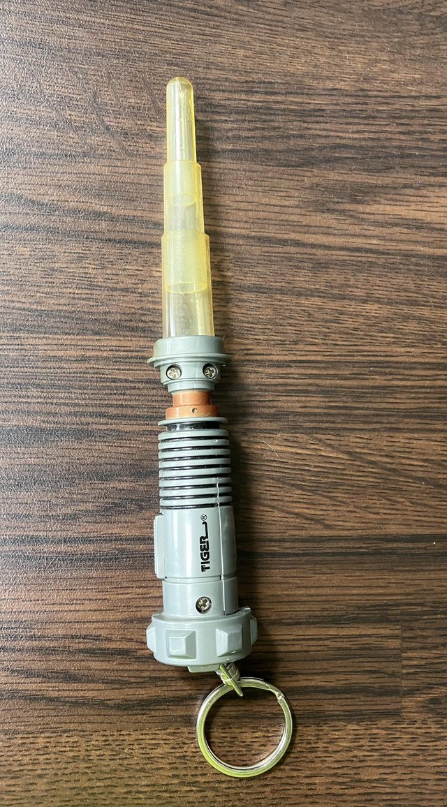 Preview of the first image of Star Wars 1997 tiger keychain lucasfilm  Yellow lightsaber.