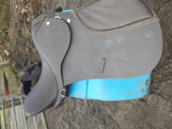 Image 1 of lovely brown 16inch medium fit saddle