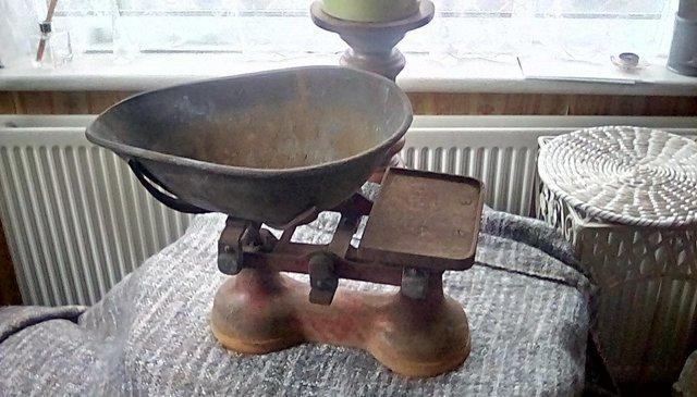 Preview of the first image of Old cast iron scales, brass pan(originally red)+weights.
