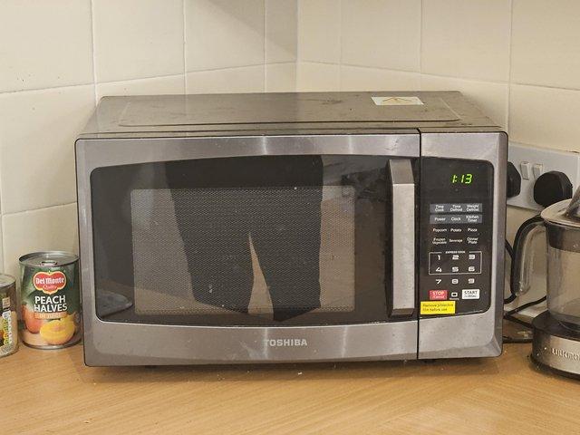 Preview of the first image of Microwave Toshiba like new.