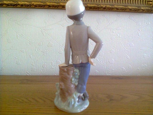 Preview of the first image of Nao by Ladro porcelain figurine.
