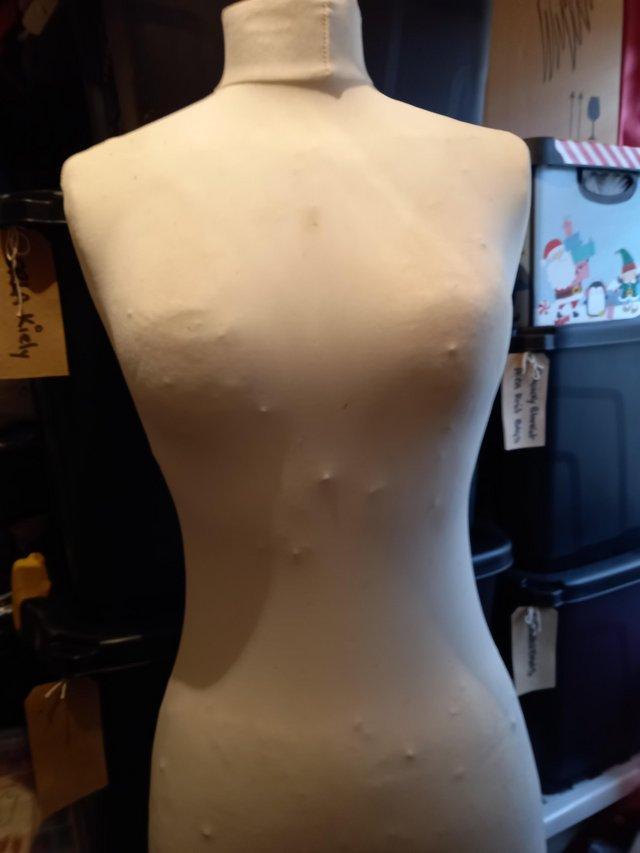 Preview of the first image of MANNEQUIN WITH WOODEN STAND USED.