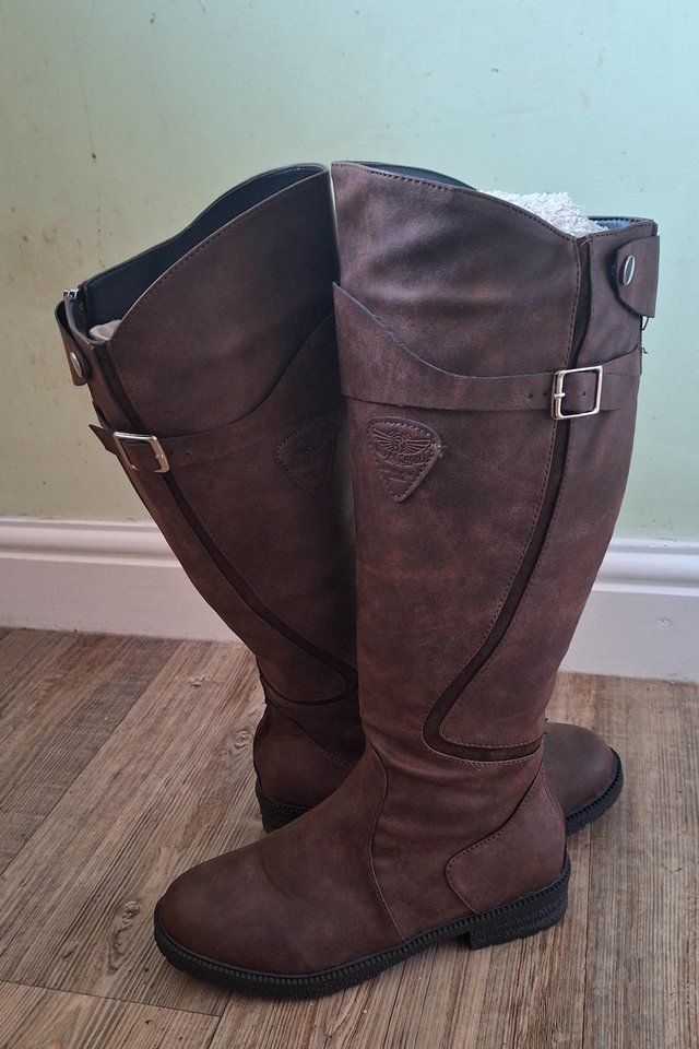 Preview of the first image of Ladies Faux leather boots size 6.