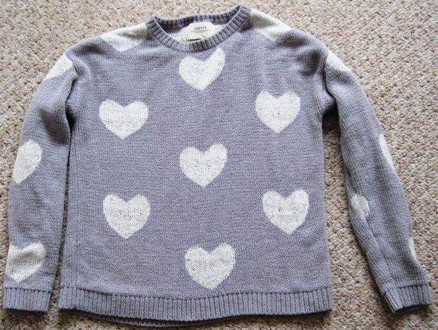 Preview of the first image of Grey jumper with white hearts, size S.