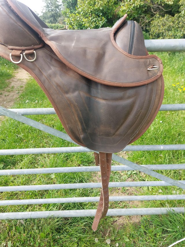 Preview of the first image of Brown leather treeless saddle pad.