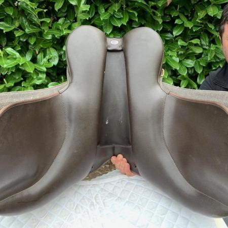 Image 18 of Wintec wide 17.5 inch general purpose saddle