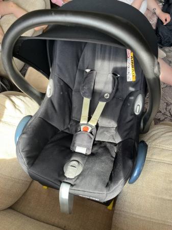Image 3 of Maxi-Cosi baby car seat + isofix base