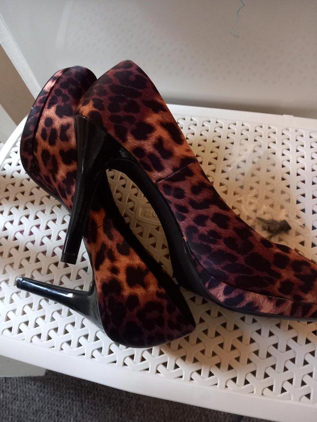Preview of the first image of Ladies size 7 high heels like new.
