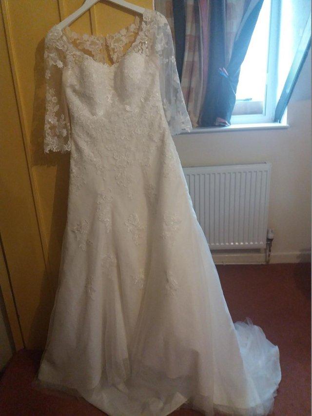 Preview of the first image of WEDDING DRESS NEARLE NEW - EXCELLENT CONDITION.