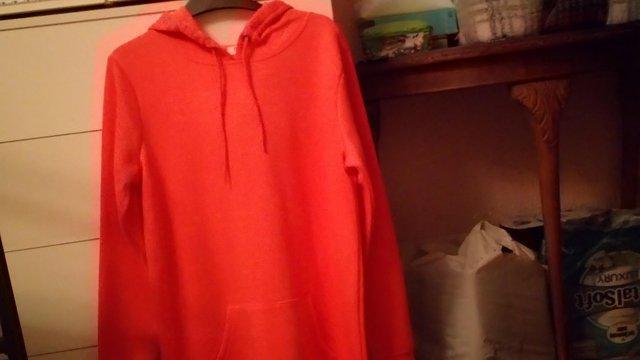 Preview of the first image of Hoodie Coral color Size medium.