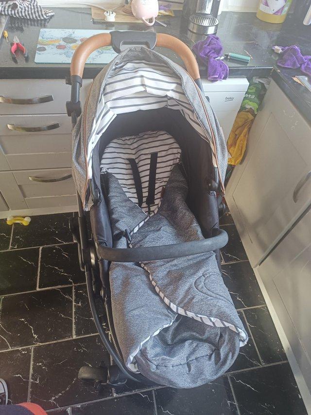 Preview of the first image of Graco pram with isofix car seat.
