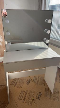 Image 2 of Dressing table with Hollywood lights