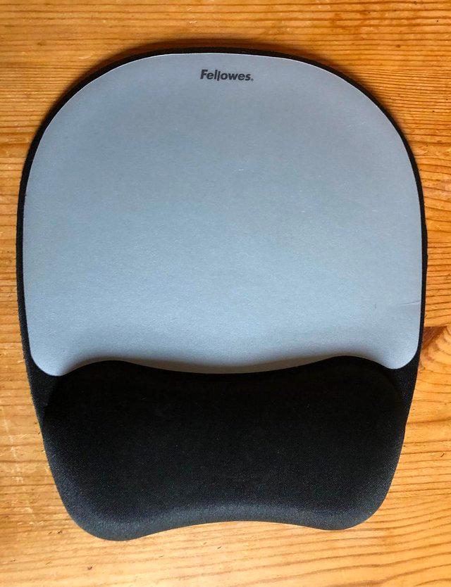 Preview of the first image of NEW FELLOWES MOUSE MAT WITH MEMORY FOAM WRIST PILLOW.