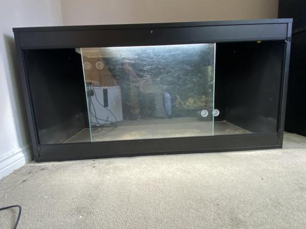 Image 2 of 4x2x2ft wooden viv with equipment