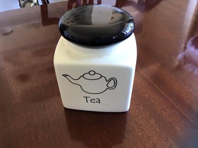 Preview of the first image of Scribble porcelain tea storage jar.
