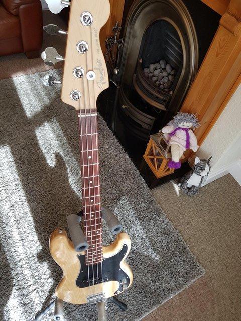 Preview of the first image of fender p bass MADE USA /////////.