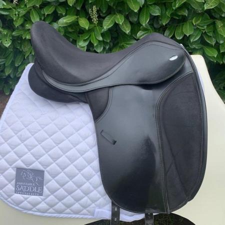 Image 11 of Thorowgood T4 17 inch high wither dressage saddle