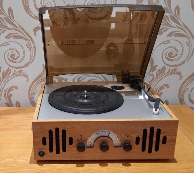 Preview of the first image of Retro EP046 Turntable with Radio.