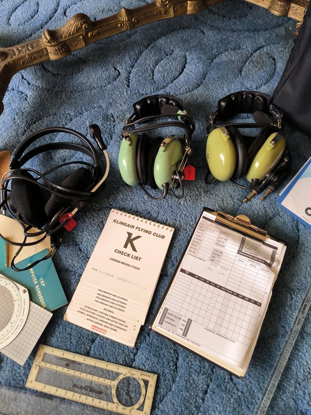 Preview of the first image of Pilots bag and accessories.