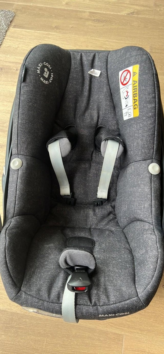 Preview of the first image of MAXI COSI PEBBLE PRO ISOFIX BABY CAR SEAR AND ISOFIX BASE.