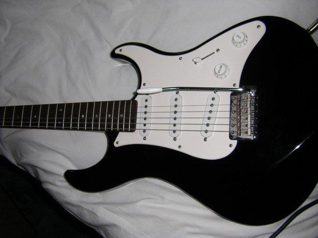 Preview of the first image of Yamaha Eterna EG303 Electric Guitar.