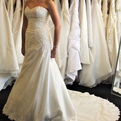 Image 3 of Stunning pale ivory wedding gown Size 12