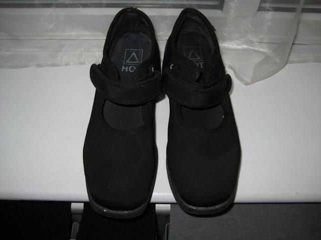 Preview of the first image of Black wedge shoes size 40 with a strap.