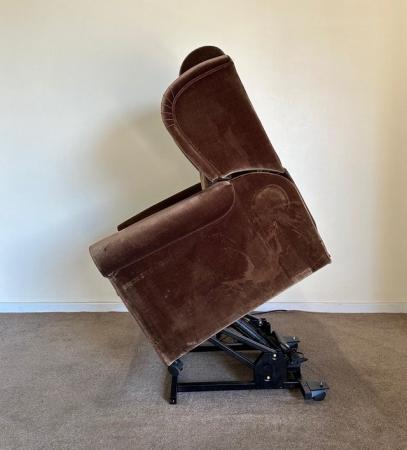 Image 10 of RECLINER FACTORY MOBILITY ELECTRIC RISER RECLINER CHAIR
