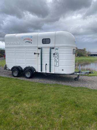 Image 1 of Titan horse trailer with day living