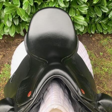 Image 4 of Kent & Masters 17.5 S-Series Dressage  Surface Block saddle