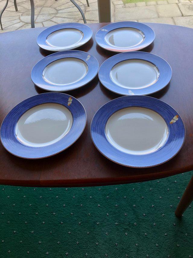 Preview of the first image of Wedgwood Sarah’s Garden dinner plates.