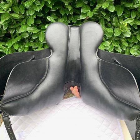 Image 15 of Kent And Masters 17 inch dressage saddle