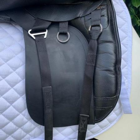 Image 13 of Kent & Masters 17.5” S-Series Dressage Surface Block saddle