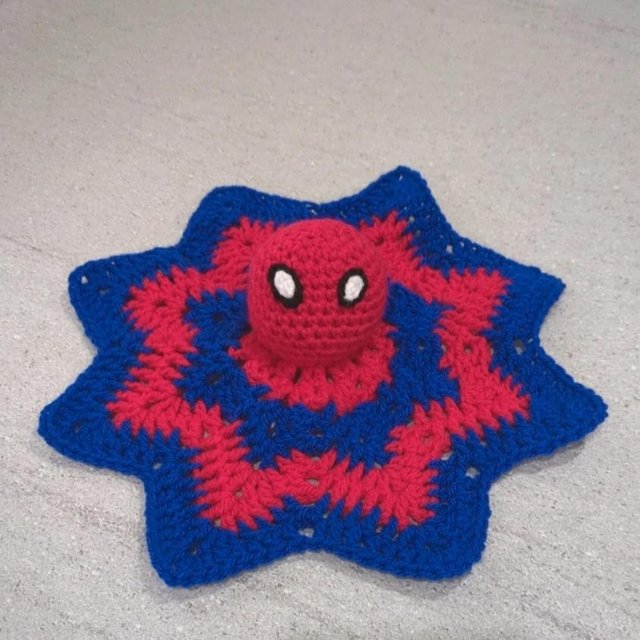 Preview of the first image of Spiderman inspired blanket.